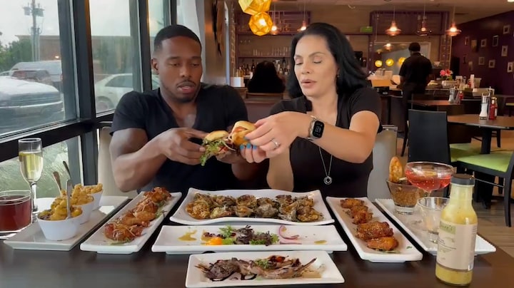 Auto crasht door raam restaurant terwijl influencers eetvideo opnemen