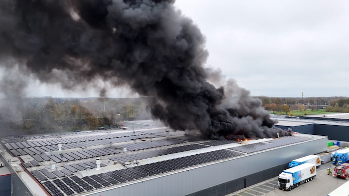Zwarte rook trekt over A30 door grote brand Barneveld