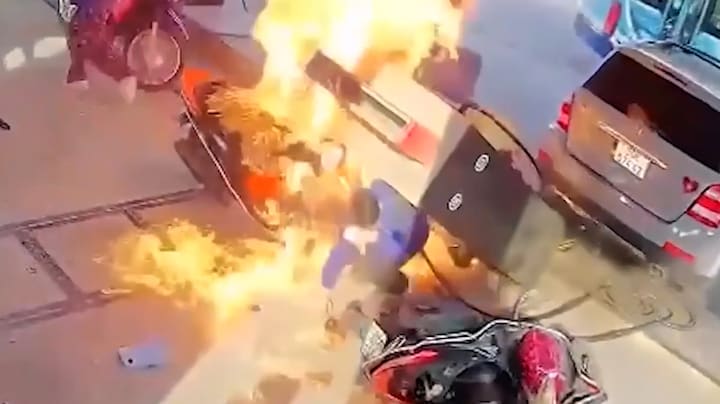 Auto ramt pomp Vietnam, medewerker ontsnapt aan vuur