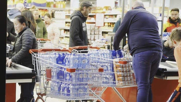 Enorme run op flessen water in Apeldoorn na bericht over vervuild kraanwater