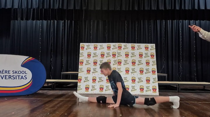 Kan jij de spagaat? Deze jongen doet er 47 achter elkaar