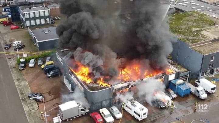 Grote brand bij autobedrijf in Nijmegen