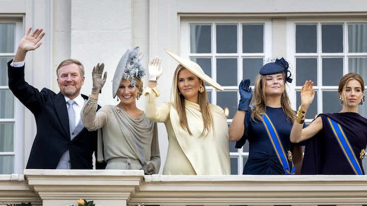 Koning Willem-Alexander straalt met hele gezin op Prinsjesdag-balkon