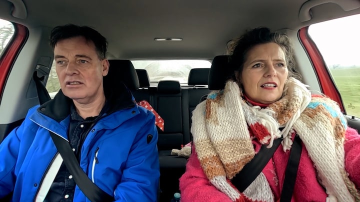 Claudia schrikt van vreemd geluid tijdens autorit in Winter Vol Liefde: 'Hoop dat het ijs is'