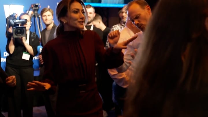 Voetjes van de vloer bij de VVD: dansende Yeşilgöz viert feest