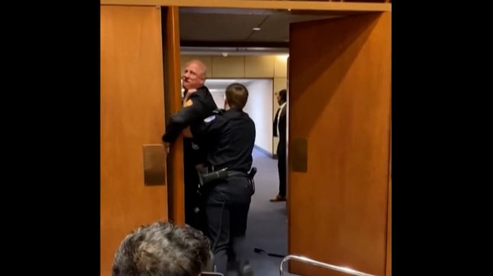 Veteraan protesteert tegen oorlog Iran in Capitool, beveiliger breekt z'n arm