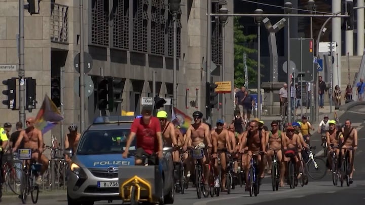 Bijzonder protest in Berlijn: 500 naakte fietsers 