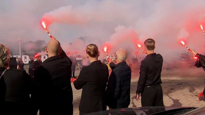 Fakkels en erehaag voor man (21) die omkwam tijdens werk voor havenbedrijf