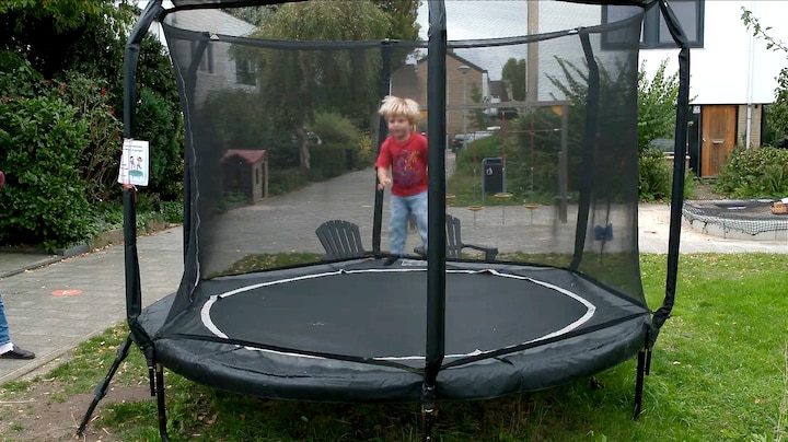 Hier moeten de trampolines voor de kinderen weg van de gemeente 