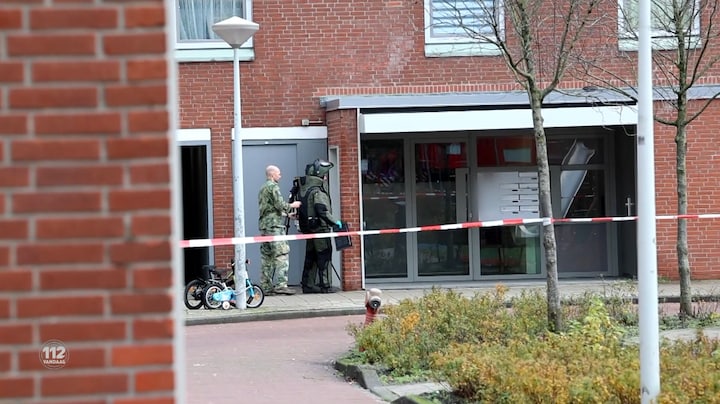 Woonwijk op slot: Na gewelddadige woningoverval doorzoekt EOD'er woning van verdachte in Amsterdam