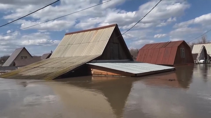 Hele dorpen onder water in Russische regio Koergan