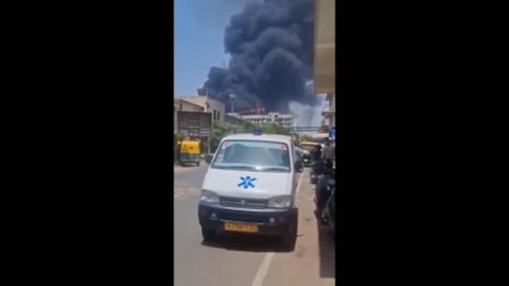 Passagiersvliegtuig neergestort in India, grote rookpluimen te zien