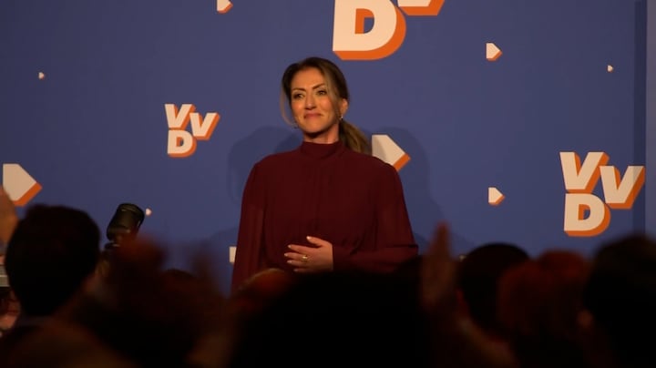 High fives voor opgeluchte Yeşilgöz: 'Onze VVD staat fier overeind'