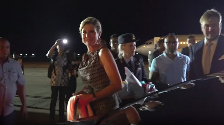 Koningin Máxima raakt tas kwijt bij aankomst in Suriname