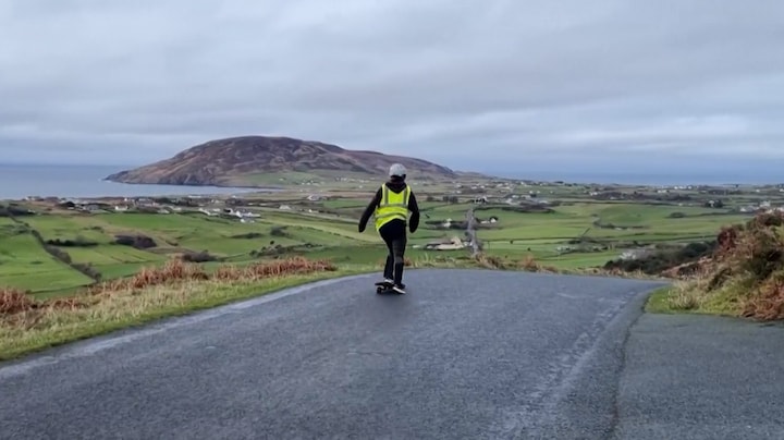 Becky skateboarde bijna 3000 kilometer langs de Ierse kust