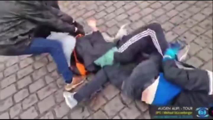 In beeld: man valt mensen aan met mes in Mannheim