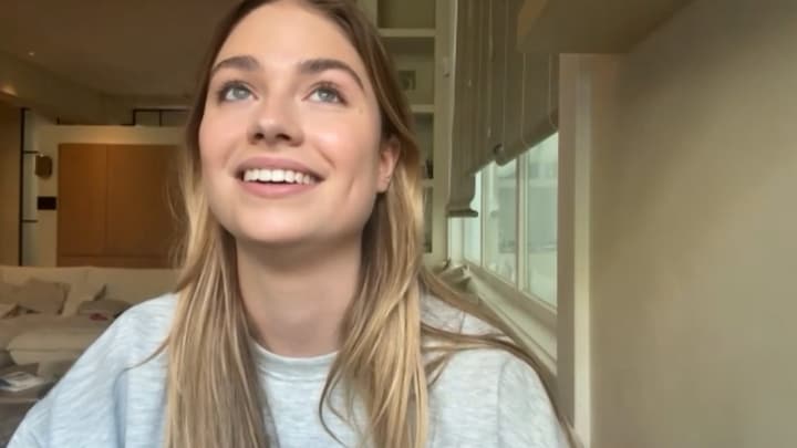  Roxy Dekker laat 'lach en traan' zien in persoonlijke documentaire: 'Ik moet overal van janken'