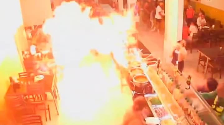 Beveiligingscamera legt explosie in Brazilaans restaurant vast: twee zwaargewonden