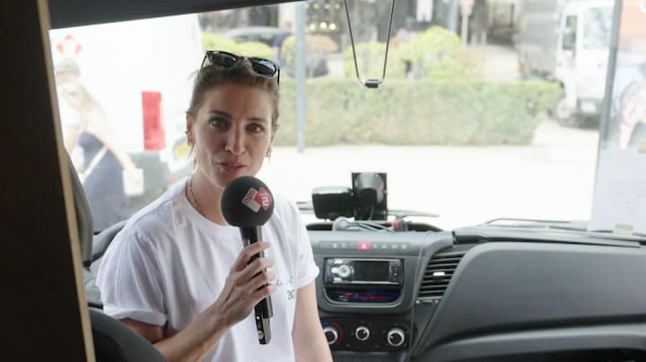 Vivienne van den Assem toont trots mobiele studio van radioshow Ruud du Soleil