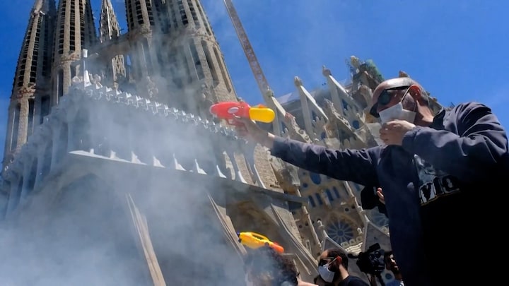 Betogers spuiten toeristen nat in Barcelona: 'Ga naar huis!'