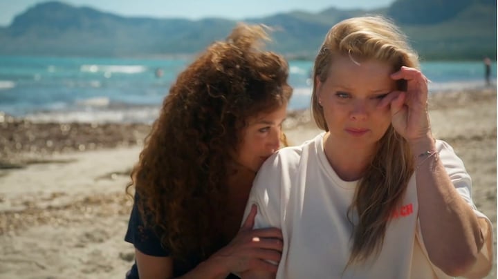 Katja Schuurman en Babette van Veen in tranen vanwege overlijden Guusje Nederhorst in eerste beelden docu Ademnood