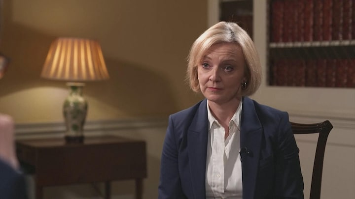 Geen vertrek, wel excuses: Britse premier Truss blijft strijdbaar na kritiek 