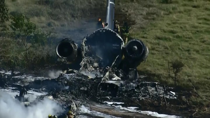 Vliegtuig Met 21 Inzittenden Stort Neer En Vliegt In Brand In Texas ...