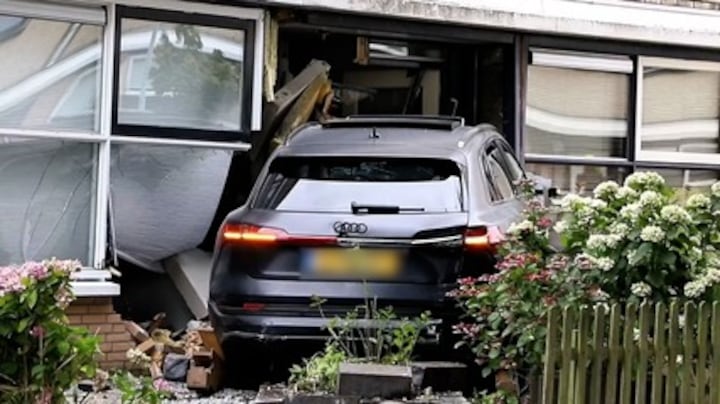 Auto rijdt woning Tiel binnen, raakt daarbij gasmeter