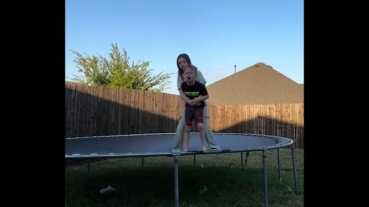 Meisje redt broertje in nood op trampoline in Texas