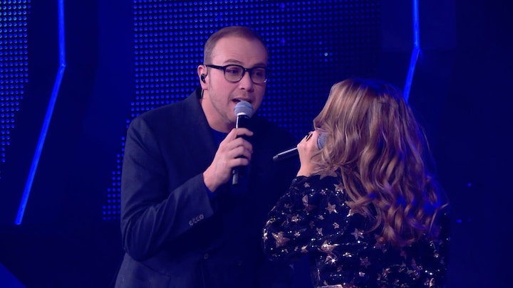 Jamai en Emma Kok betoveren de zaal met hun versie van ‘Door De Wind’