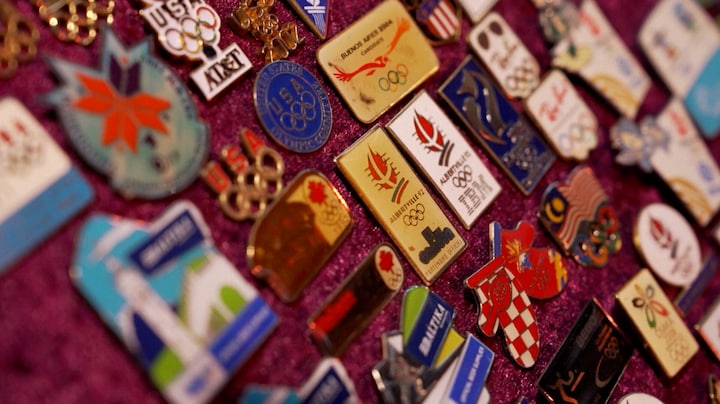 Olympische pins veroveren Milaan, fans ruilen massaal voor complete collectie