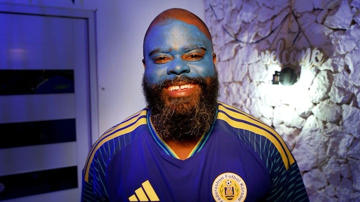 Dit is Captain Blueface: overdag incassomedewerker, 's avonds Curaçao-superfan