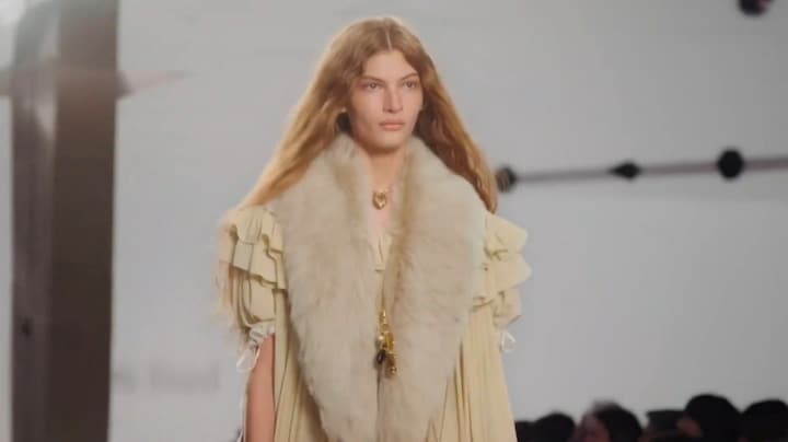 De faux fur sjaal maakt iedere outfit 'rijk en luxe' tijdens feestmaand