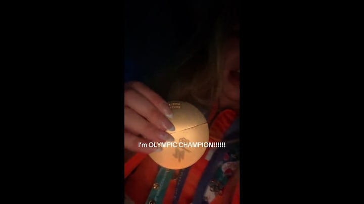 Zie hoe de olympische medailles spontaan op de grond vallen 