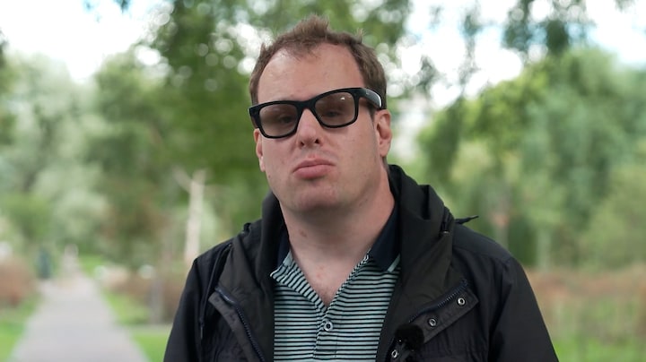 Roep om verbod op camerabril, maar blinde Vincent kan niet zonder 