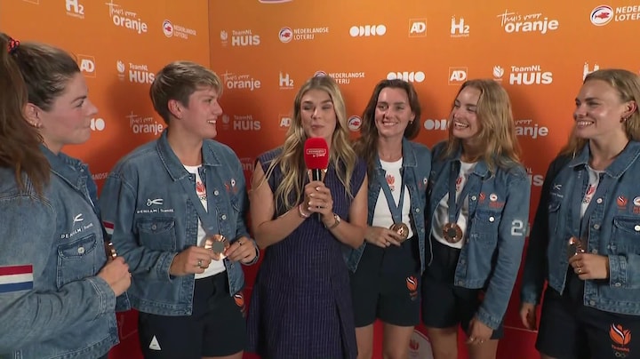 Brons voor de waterpolodames! Tess Lieder-Wester spreekt ze bij de huldiging