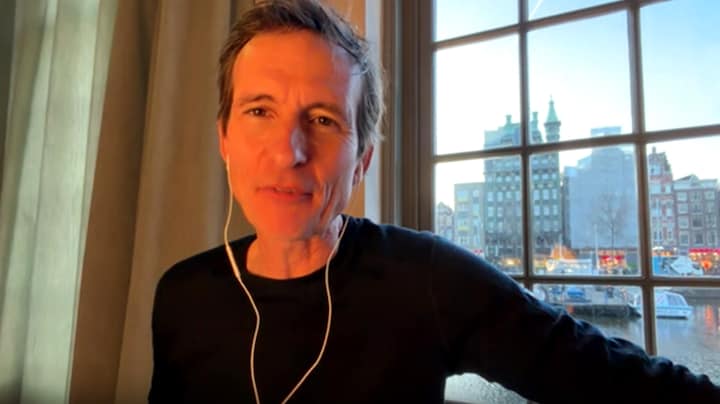 Michiel Vos eert overleden 'knuffel- en actieheld' Chuck Norris