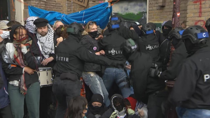 ME slaat met wapenstok door barricades studentenprotest UvA