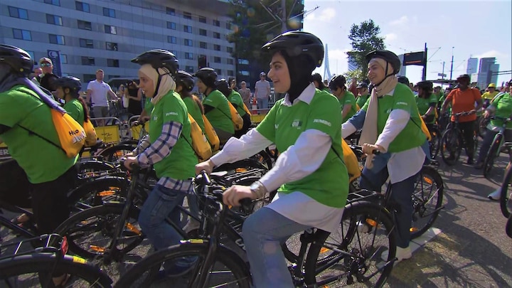 Ze leerden pas net fietsen, nu rijden deze vrouwen het Rotterdamse Tour-parcours