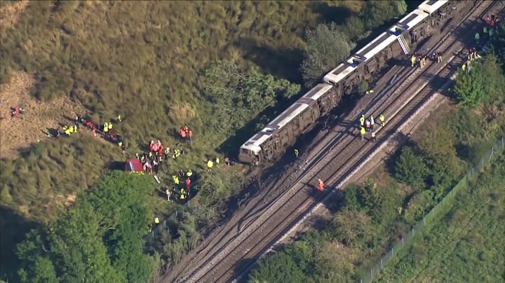 Trein met passagiers belandt op zijn kant in Engeland