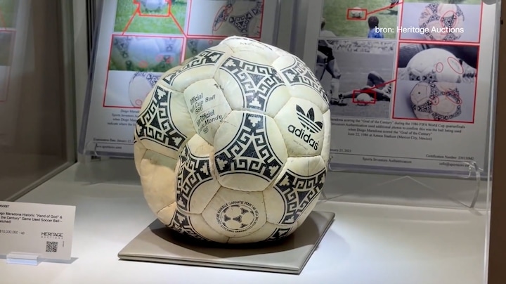 Iconische 'hand van God'-bal Maradona geveild voor 2,9 miljoen euro