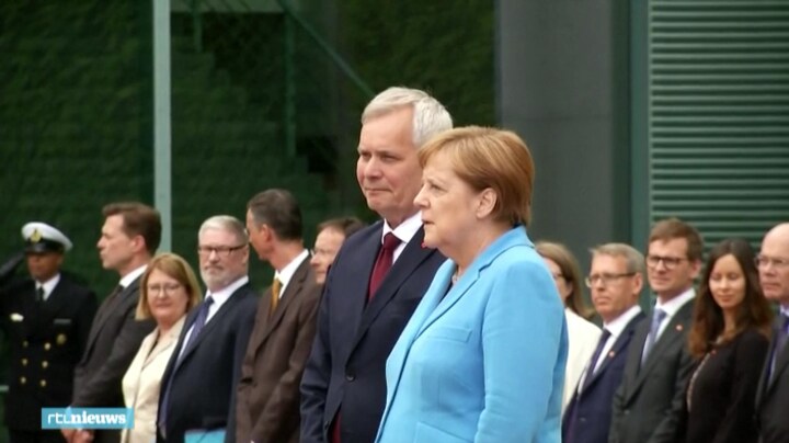 Angela Merkel opnieuw hevig trillend tijdens ceremonie