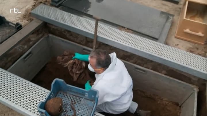 Ewout Genemans getuige van openen graf overleden vrouw