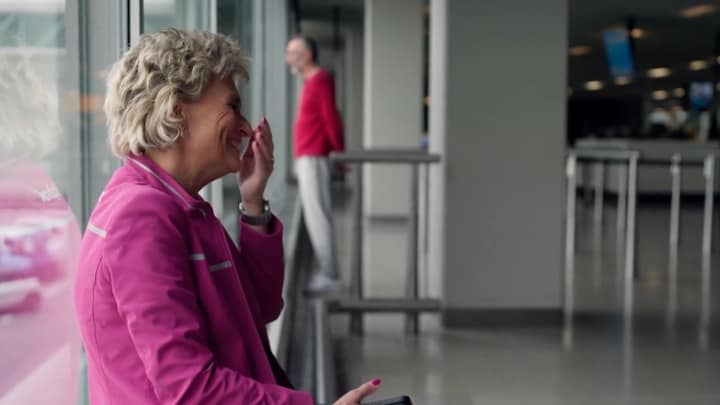 Floormanager Josée krijgt slappe lach door falend omroepsysteem in Schiphol Airport