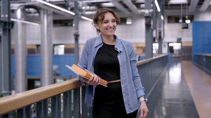 Alessandra wint prijs met trillend toetsenbord voor mensen met parkinson