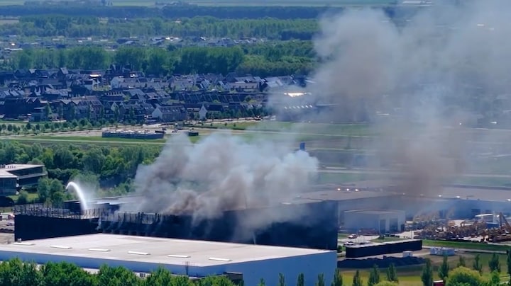 Grote brand bij datacentrum Almere: omwonenden krijgen NL-Alert