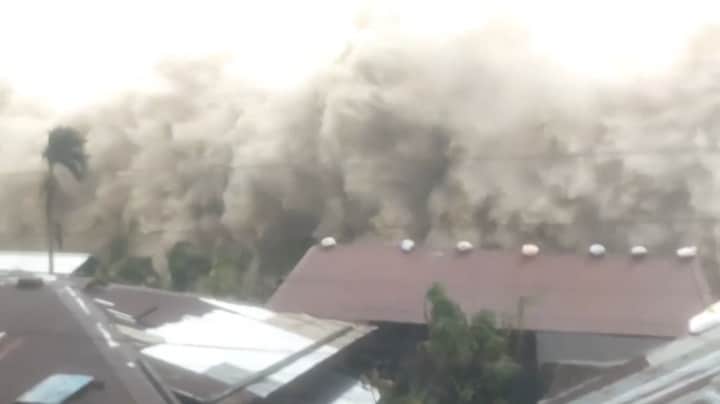 Golven tot boven de daken: zo zag supertyfoon Fung-wong in de Filipijnen eruit