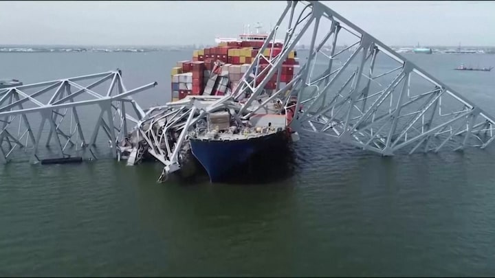 Beelden gingen wereld over, schip bij brug Baltimore weggesleept