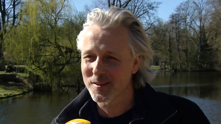 Daan Schuurmans onder de indruk van decor Grand Hotel aan Zee