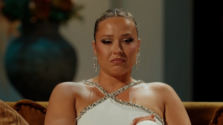 Beate in tranen tijdens reünie bij zien exit Bas in De Bachelorette
